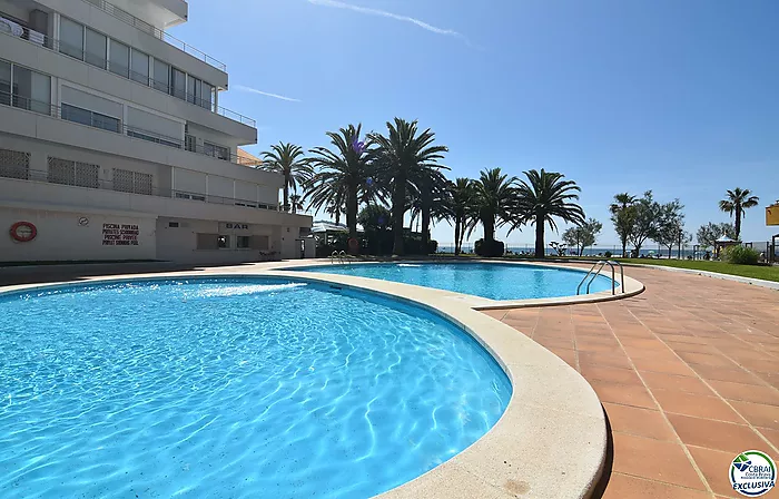 Estudio en primera linea de mar con piscinas comunitarias en Santa Margarita, Roses