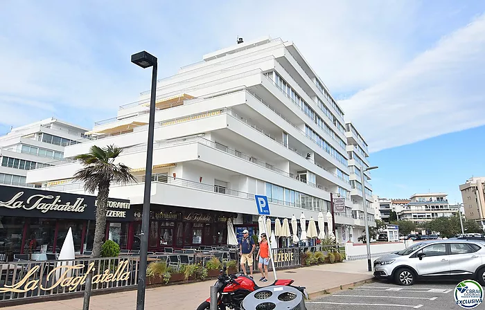 Estudio en primera linea de mar con piscinas comunitarias en Santa Margarita, Roses