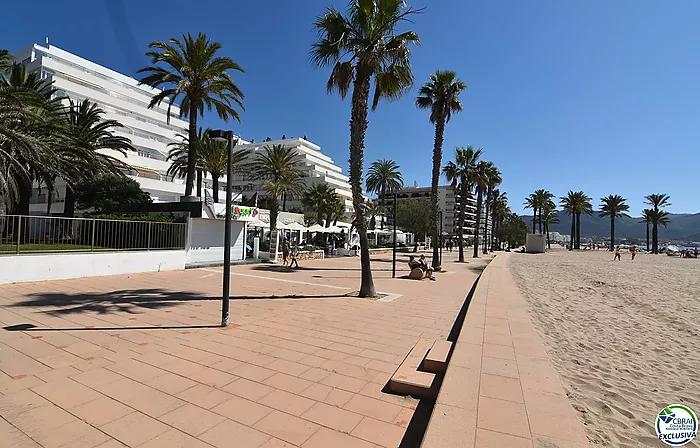 Estudio en primera linea de mar con piscinas comunitarias en Santa Margarita, Roses