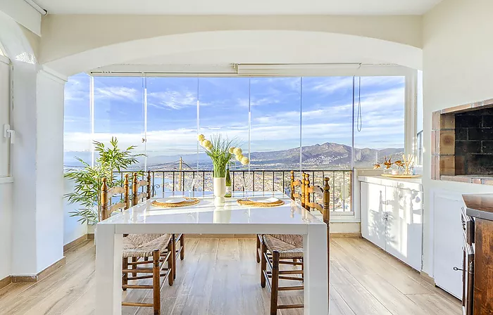 Appartement rénové avec vue sur la mer et la montagne à Puigrom