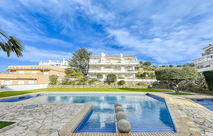 Appartement rénové avec vue sur la mer et la montagne à Puigrom