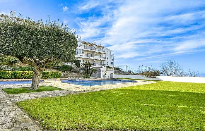 Appartement rénové avec vue sur la mer et la montagne à Puigrom