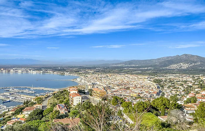 Appartement rénové avec vue sur la mer et la montagne à Puigrom