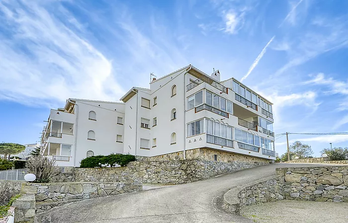 Piso reformado con vistas al mar y a la montaña en Puigrom