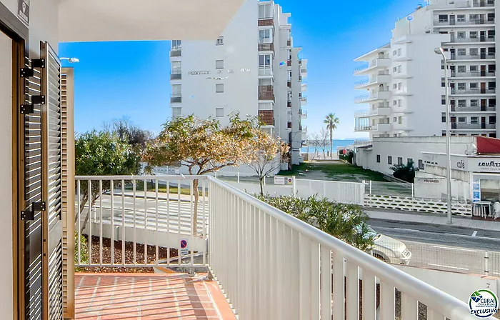 Appartement moderne entièrement rénové avec licence touristique à seulement 100 mètres de la plage, avec vue sur mer et place de parking communautaire