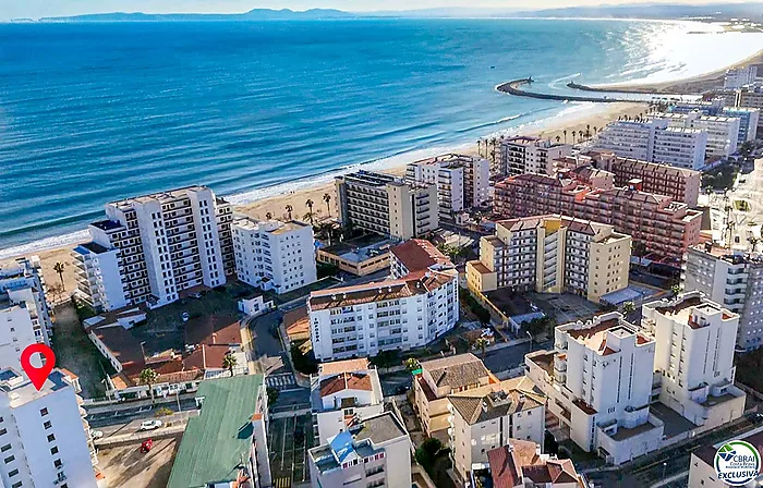 Appartement moderne entièrement rénové avec licence touristique à seulement 100 mètres de la plage, avec vue sur mer et place de parking communautaire