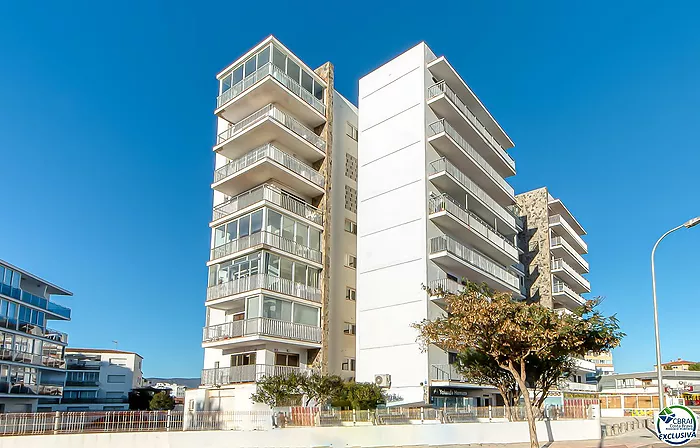 Appartement moderne entièrement rénové avec licence touristique à seulement 100 mètres de la plage, avec vue sur mer et place de parking communautaire