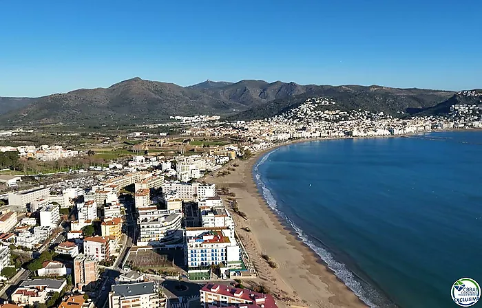 Appartement moderne entièrement rénové avec licence touristique à seulement 100 mètres de la plage, avec vue sur mer et place de parking communautaire