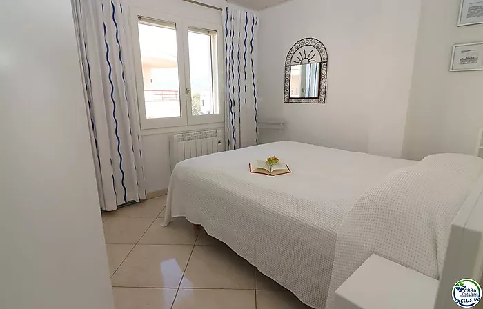 Encantador apartamento en venta en Empuriabrava con vistas al canal