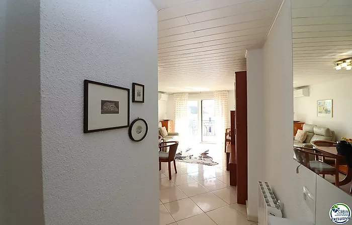 Encantador apartamento en venta en Empuriabrava con vistas al canal