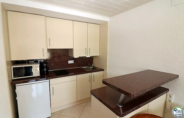 Encantador apartamento en venta en Empuriabrava con vistas al canal