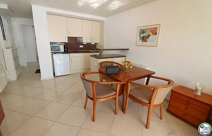 Encantador apartamento en venta en Empuriabrava con vistas al canal