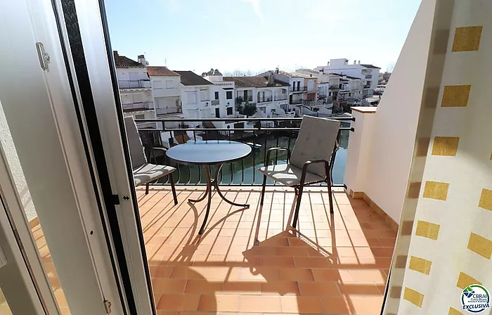 Encantador apartamento en venta en Empuriabrava con vistas al canal