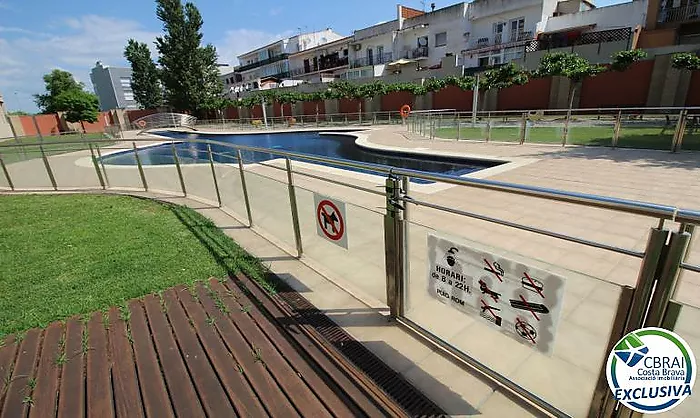 PUIG ROM EMPURIABRAVA Apartamento de dos dormitorios ,  piscina comunitaria y licencia turística