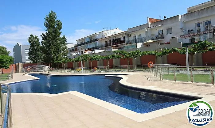 PUIG ROM EMPURIABRAVA Apartamento de dos dormitorios ,  piscina comunitaria y licencia turística