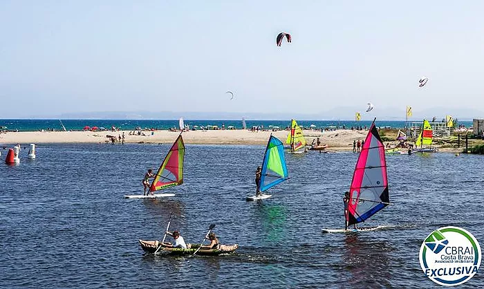 PUIG ROM EMPURIABRAVA Apartamento de dos dormitorios ,  piscina comunitaria y licencia turística