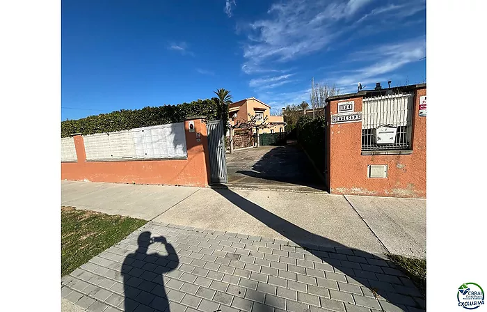 MAISON AVEC GRAND TERRAIN ET APPARTEMENT SÉPARÉ PRÈS DU CENTRE ET DE LA PLAGE.