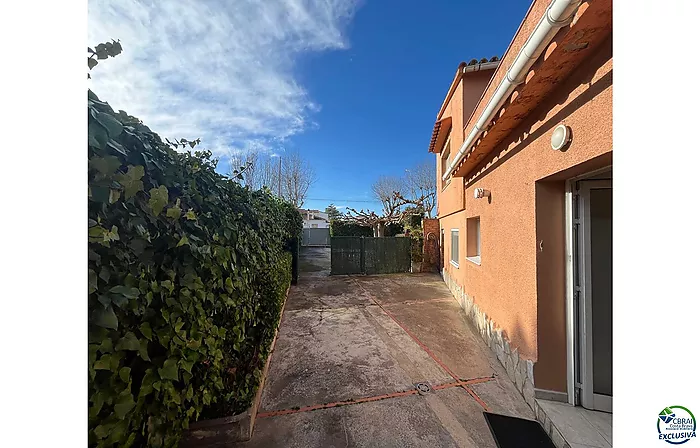 MAISON AVEC GRAND TERRAIN ET APPARTEMENT SÉPARÉ PRÈS DU CENTRE ET DE LA PLAGE.