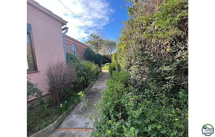 MAISON AVEC GRAND TERRAIN ET APPARTEMENT SÉPARÉ PRÈS DU CENTRE ET DE LA PLAGE.