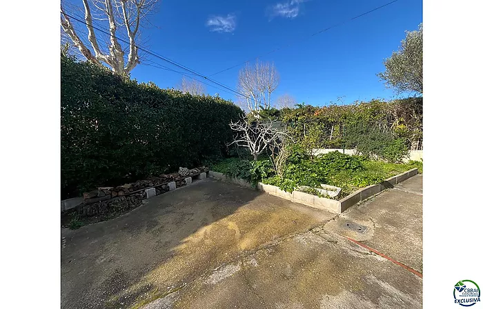 MAISON AVEC GRAND TERRAIN ET APPARTEMENT SÉPARÉ PRÈS DU CENTRE ET DE LA PLAGE.