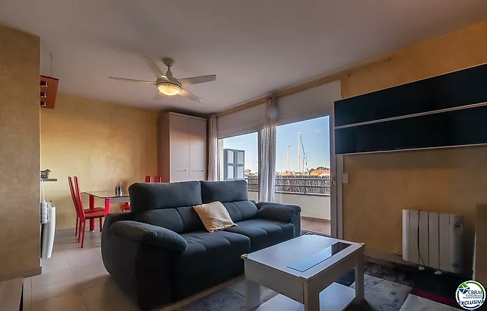 Magnifico apartamento en una zona tranquila y vistas al canal.