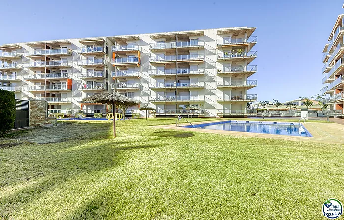 ???? Apartamento en venta en Santa Margarita, Roses – ¡con terraza soleada y 3 piscinas! ☀️????‍♂️