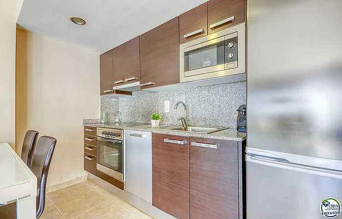 ???? Apartamento en venta en Santa Margarita, Roses – ¡con terraza soleada y 3 piscinas! ☀️????‍♂️